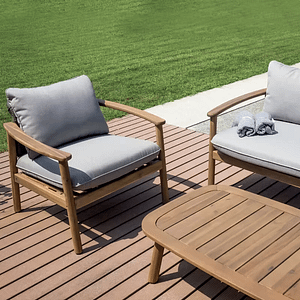 set166-scilla-salotto-legno-acacia-cuscini-grigi-sfoderabili-divano-poltrone-tavolino-moia-greenwood-arredo-esterno